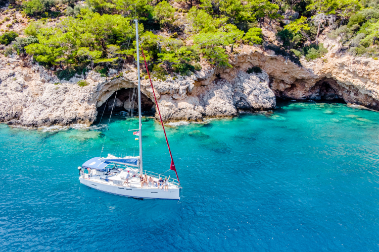 Charter Segelyacht vor Anker auf Sardinien